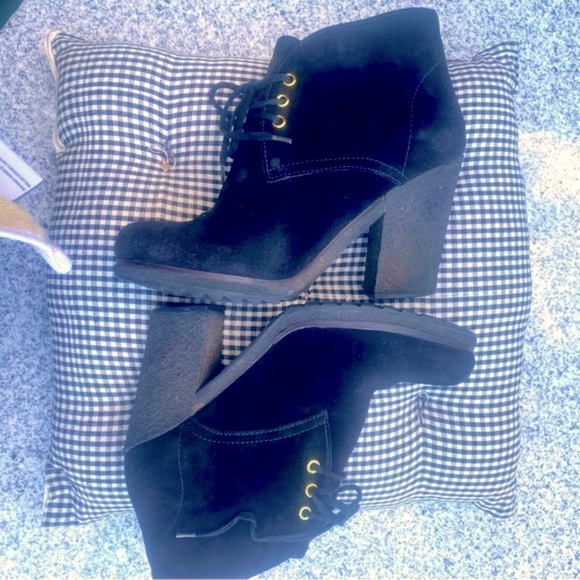 Prada Suede Platform Lace Up Ankle Booties. Excellent Condition.  Classic & Sexy - Picture 3 of 13